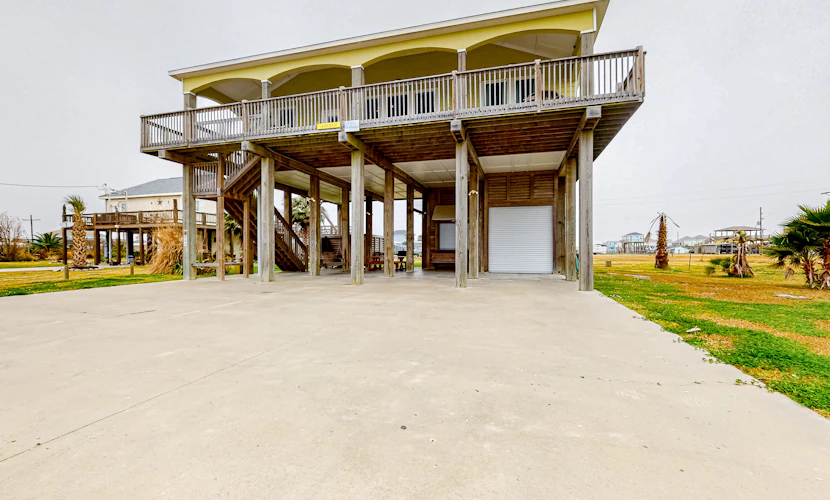 Ultimate | Steps to the Beach | Large Deck | Dog Haven
