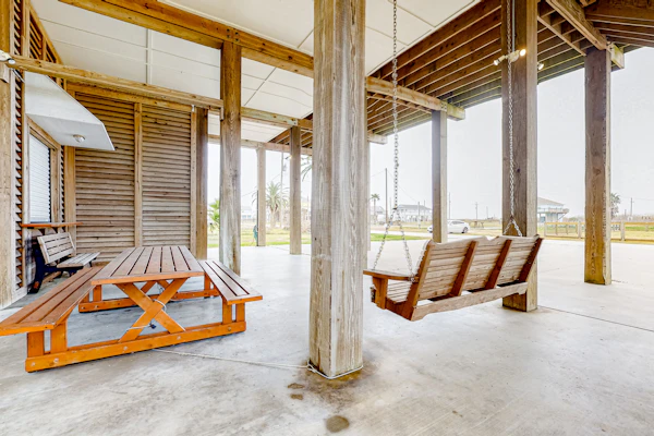 Ultimate | Steps to the Beach | Large Deck | Dog Haven