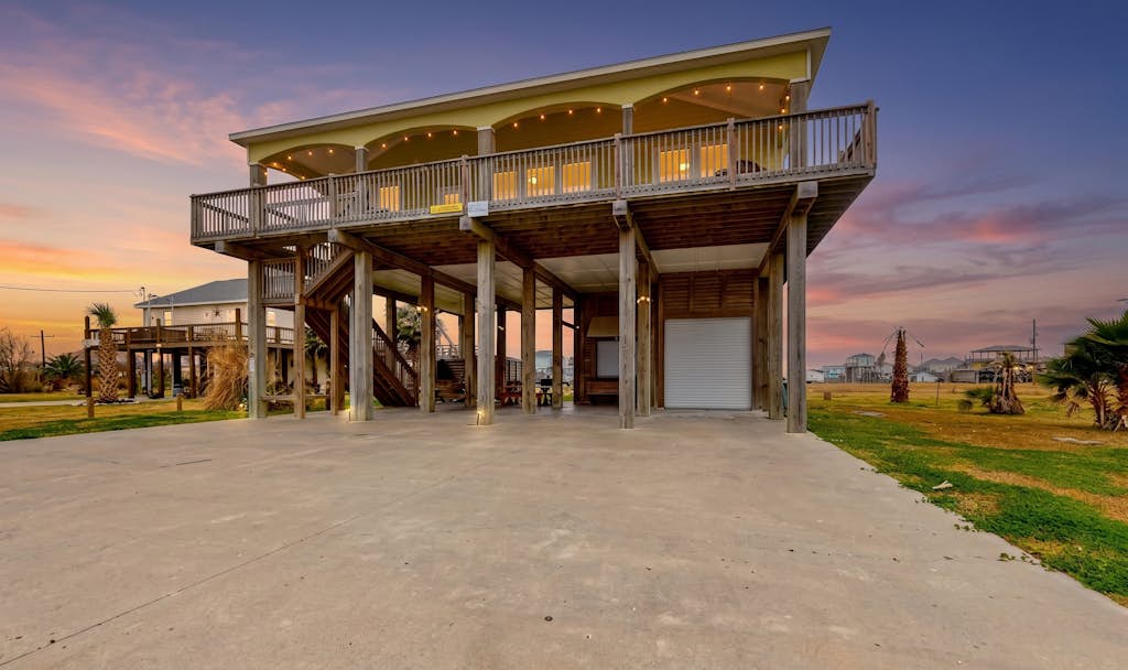 Ultimate | Steps to the Beach | Large Deck | Dog Haven