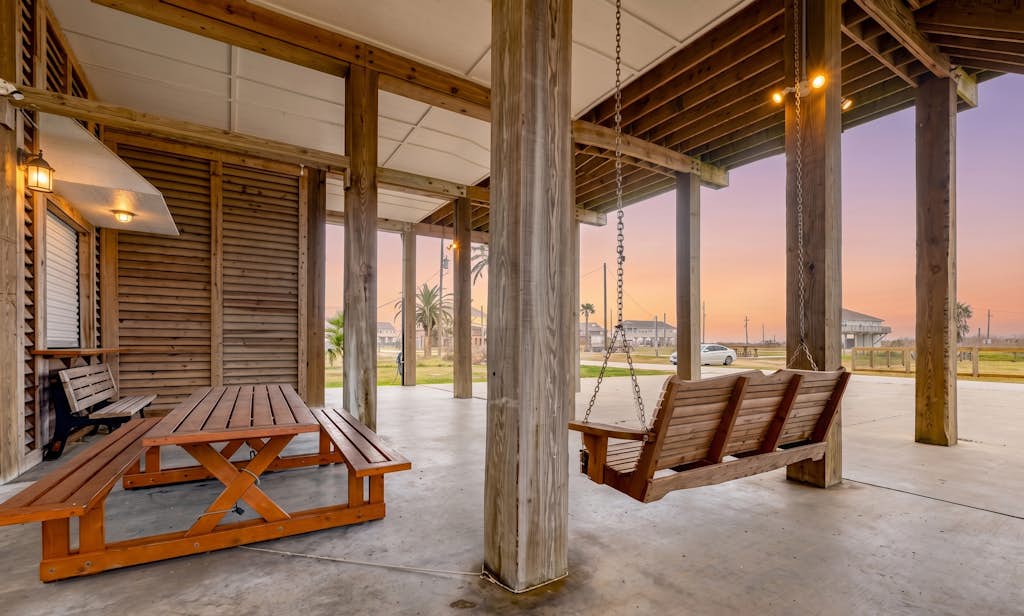 Ultimate | Steps to the Beach | Large Deck | Dog Haven