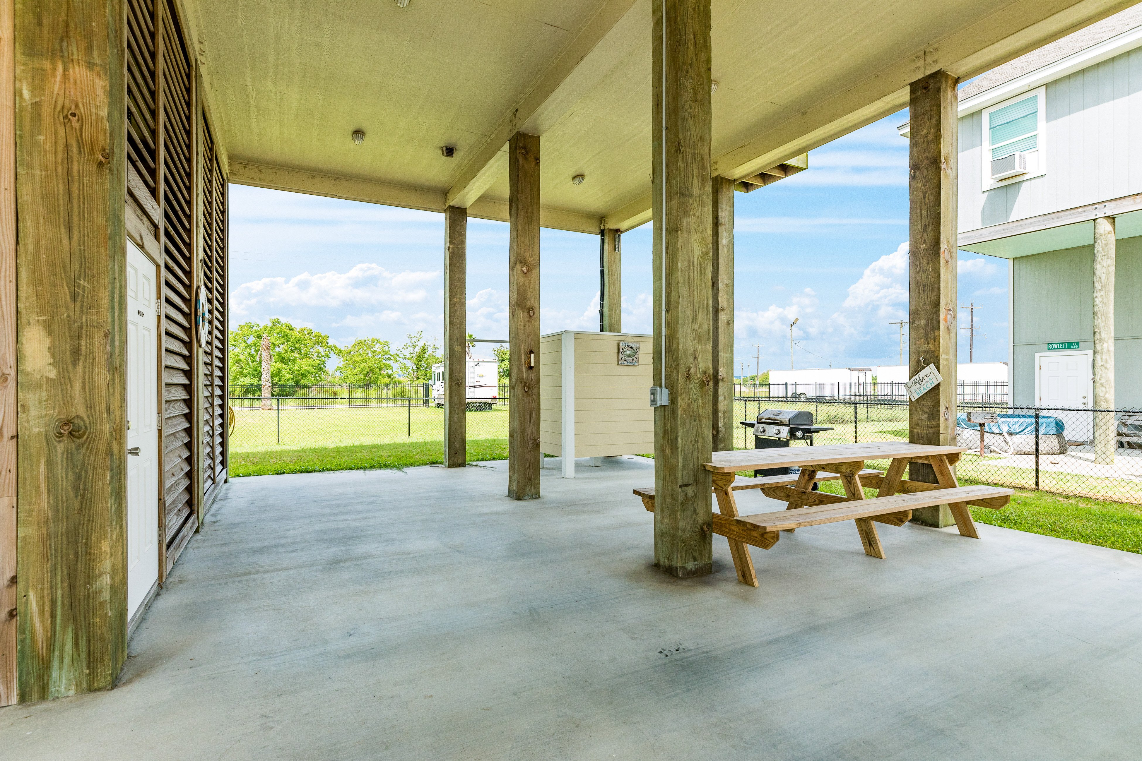 Prime | Steps to the Beach | Large Deck | Pet Friendly