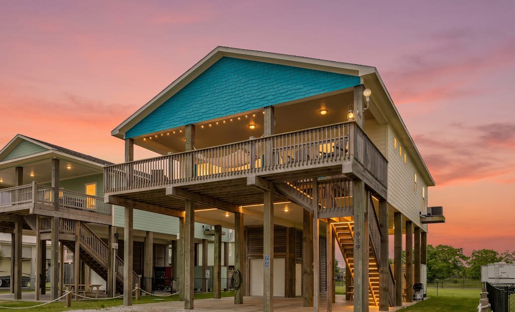 Prime | Steps to the Beach | Large Deck | Pet Friendly