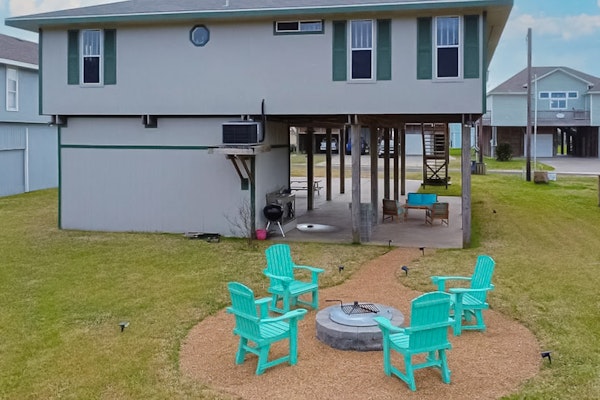 Retreat | Steps to Beach | Firepit | Family Fun