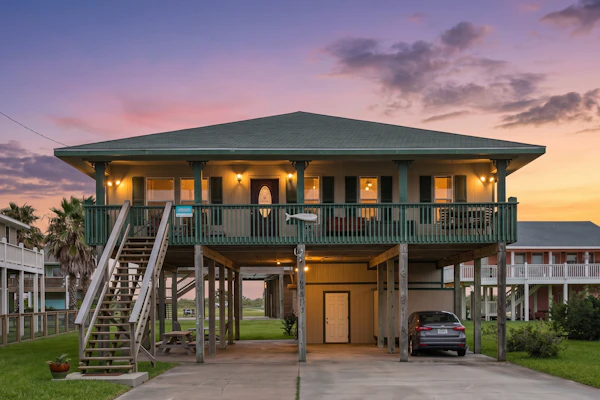 Retreat | Steps to Beach | Firepit | Family Fun