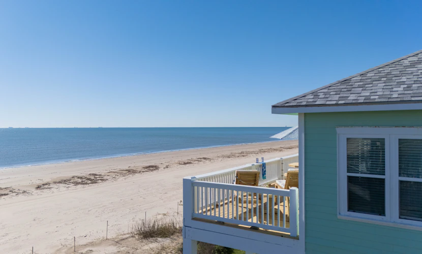 Breathtaking Beachfront 3BR Cargo Lift, Fire pit