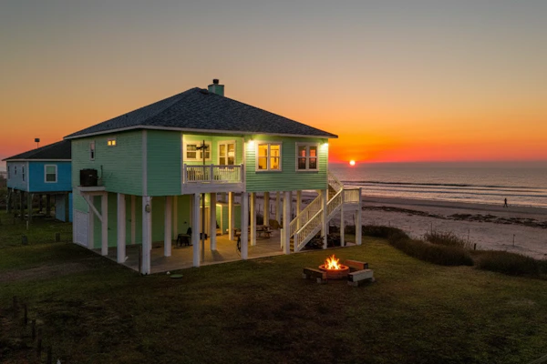 Breathtaking Beachfront 3BR Cargo Lift, Fire pit
