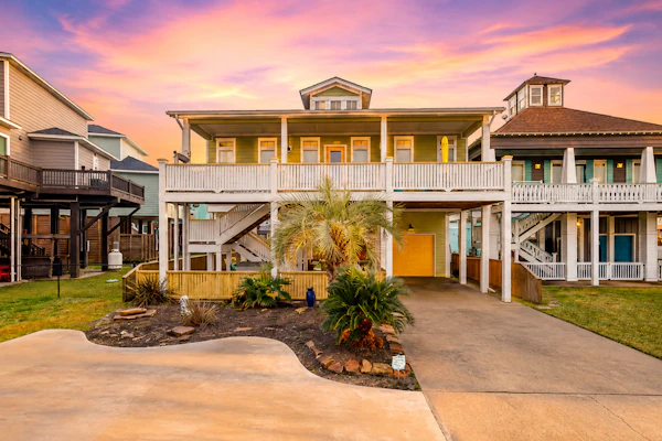 Retreat | Steps to the Beach | Large Deck | Family Fun