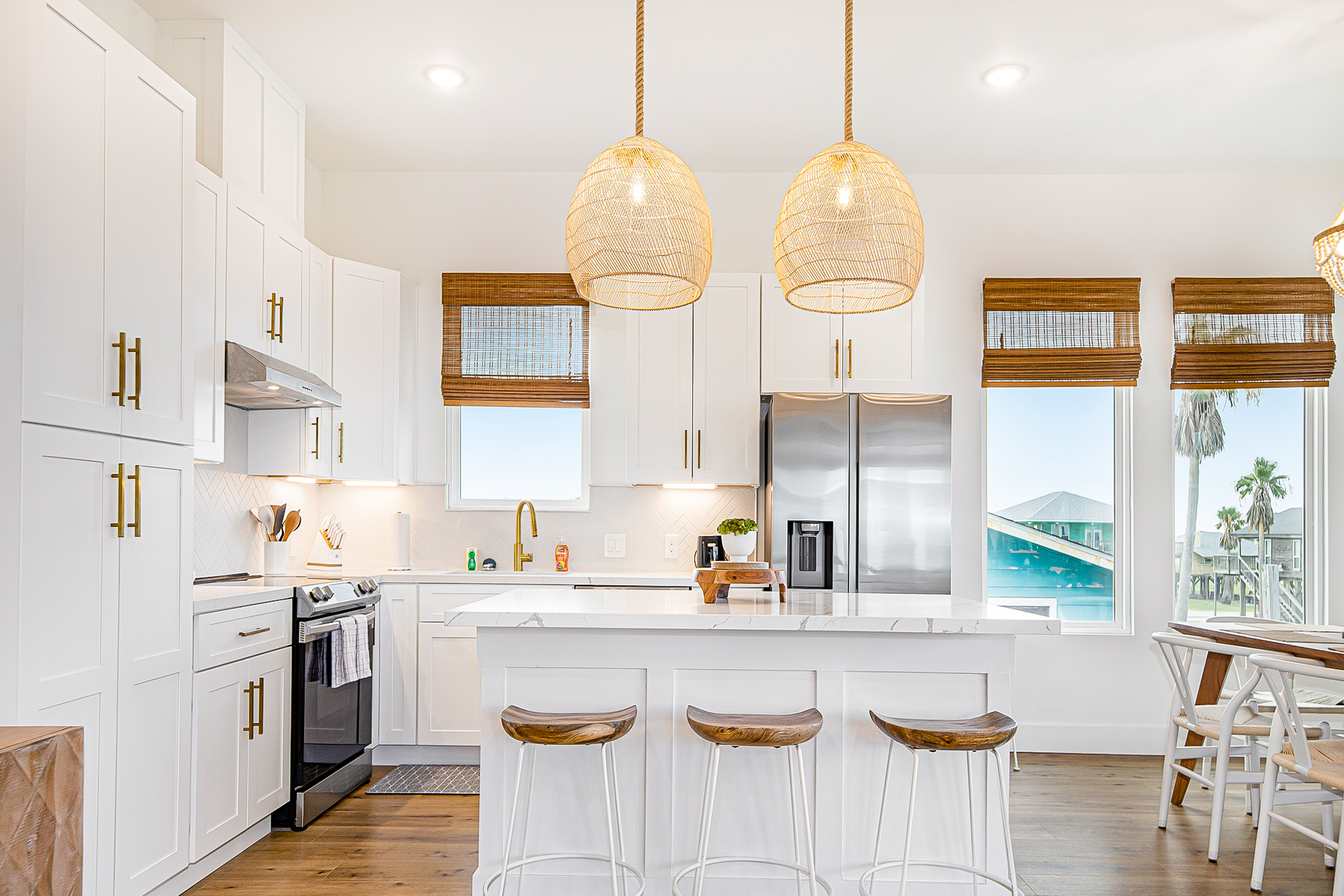 Prime | Steps to Beach | Large Deck | Modern