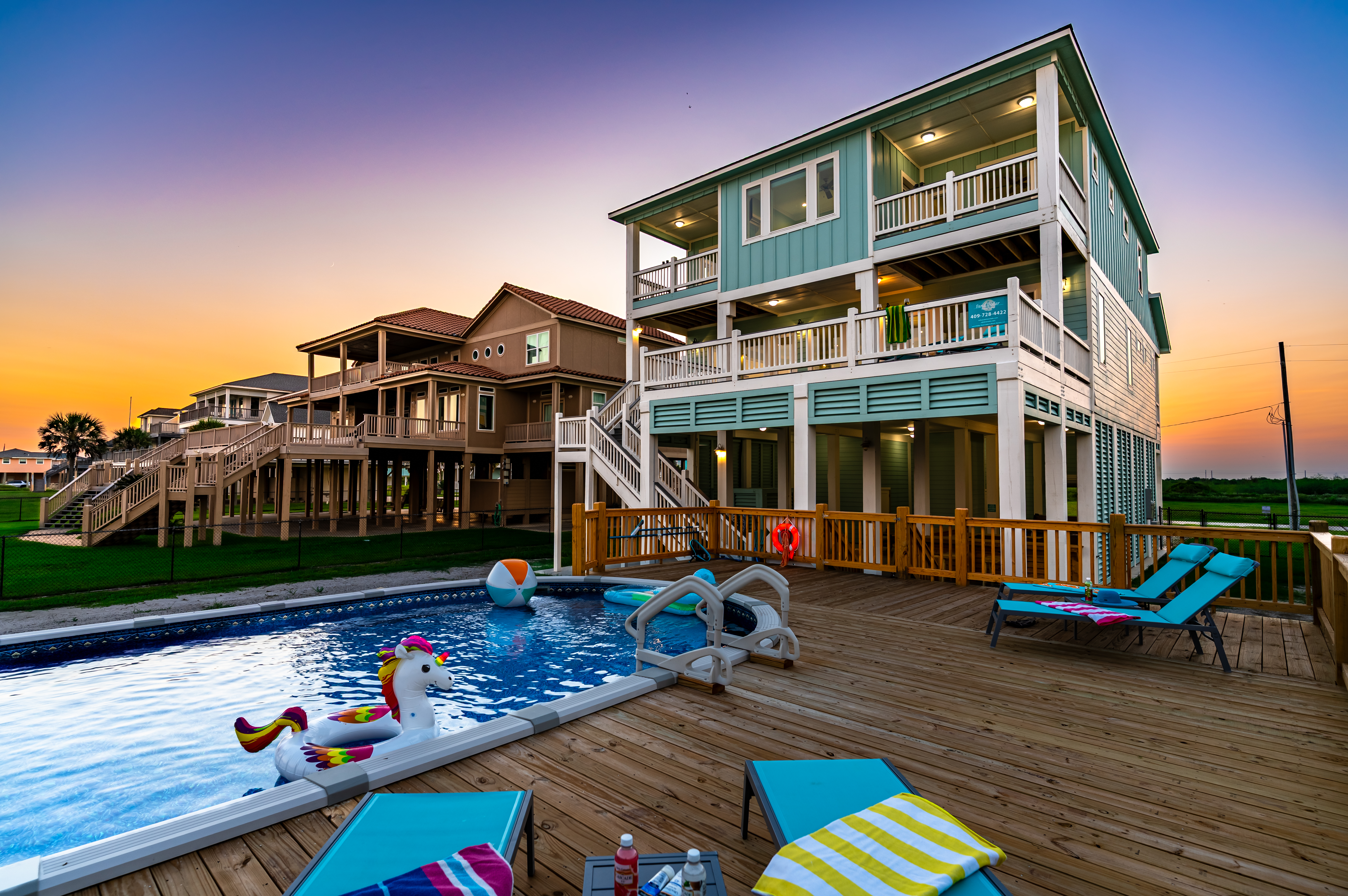 Luxury Beachfront l Sleeps 20, Hot Tub, Pool & Game Room Fun!