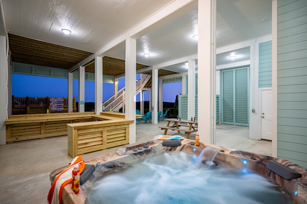 Luxury Beachfront l Sleeps 20, Hot Tub, Pool & Game Room Fun!