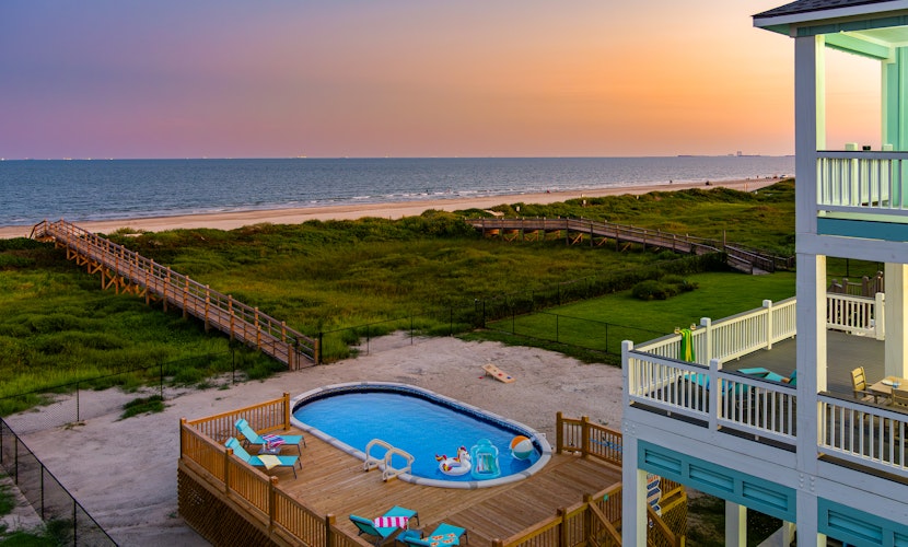 Luxury Beachfront l Sleeps 20, Hot Tub, Pool & Game Room Fun!
