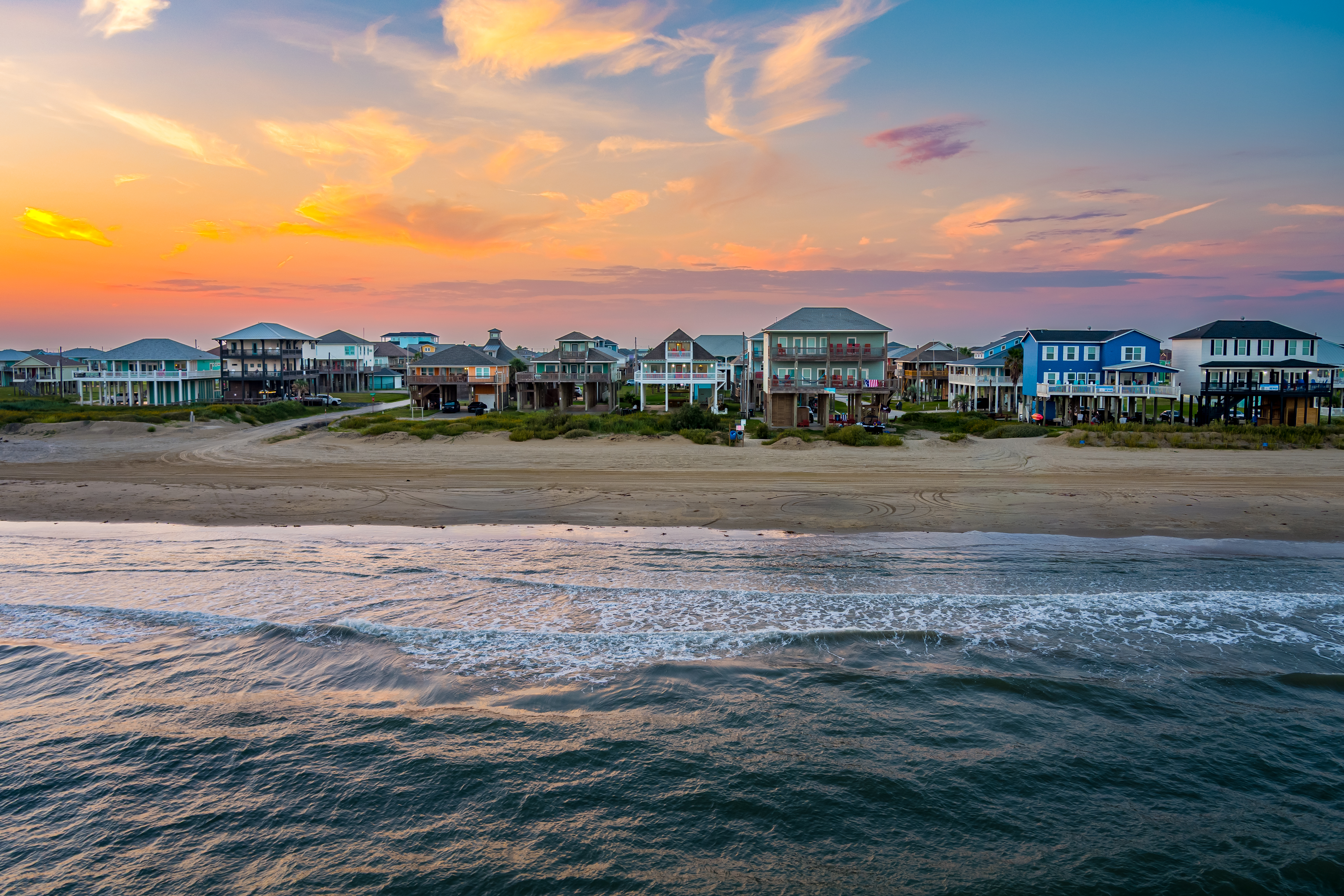 Gorgeous Beachfront | Sleeps 14 | TikiBar | PingPong & More