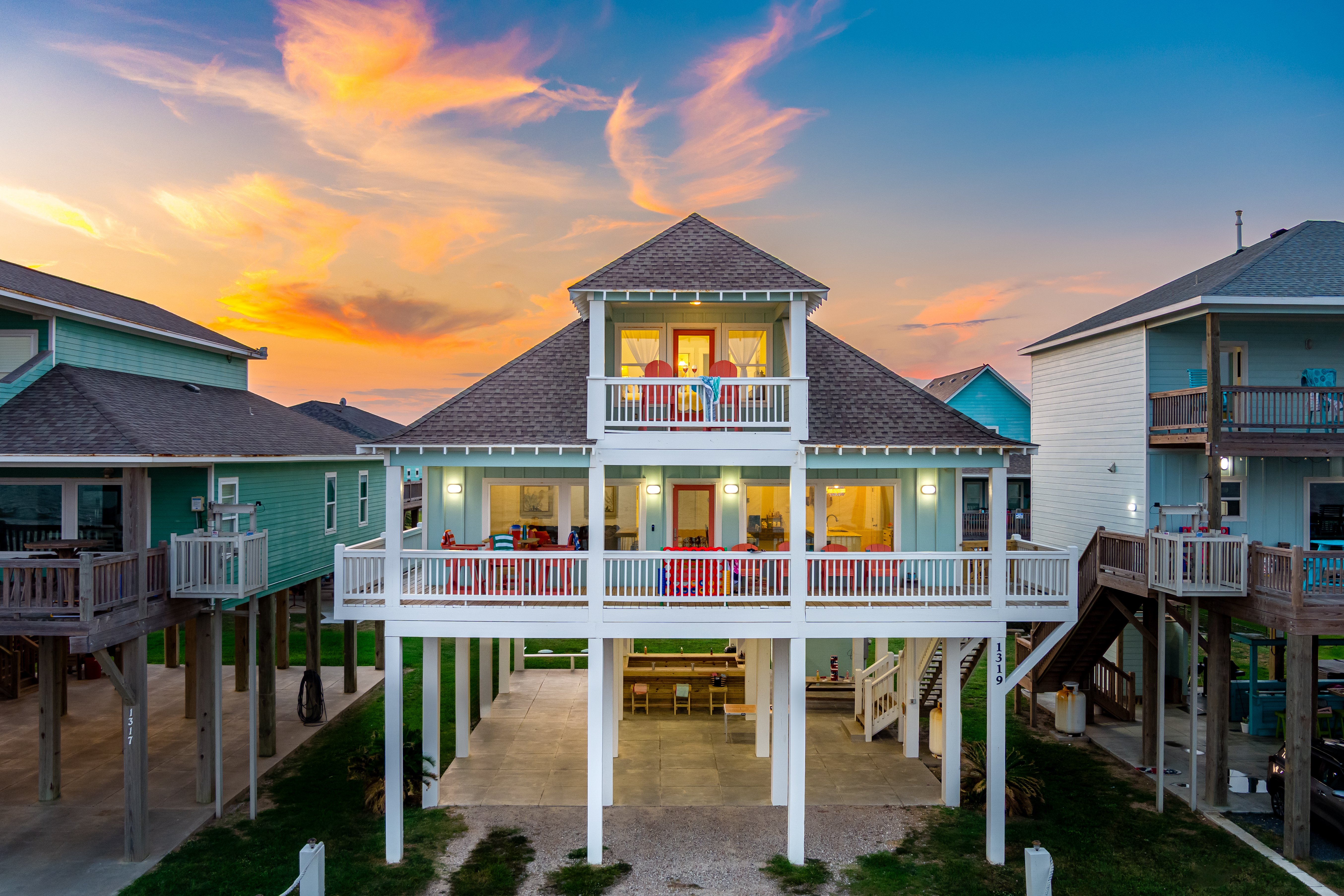 Gorgeous Beachfront | Sleeps 14 | TikiBar | PingPong & More