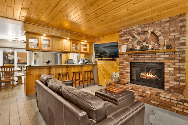Golden West Cottage at Snow Summit - Walk to Lifts- Hot Tub- Foosball- Central Retreat-