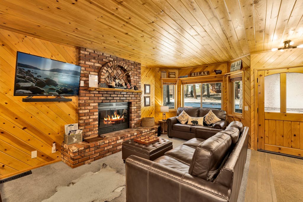 Golden West Cottage at Snow Summit - Walk to Lifts- Hot Tub- Foosball- Central Retreat-