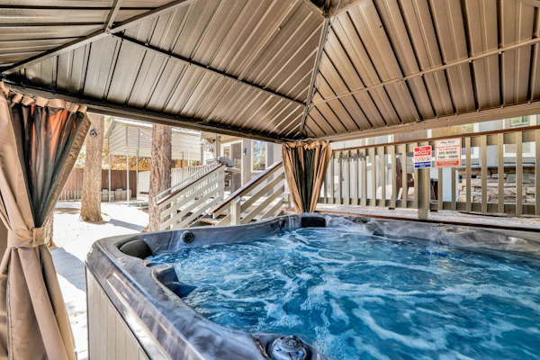 Golden West Cottage at Snow Summit - Walk to Lifts- Hot Tub- Foosball- Central Retreat-