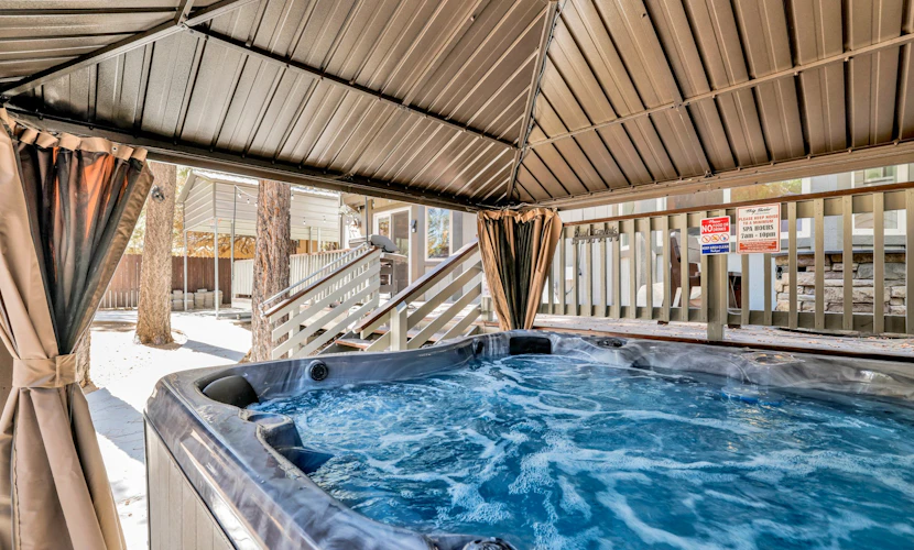 Golden West Cottage at Snow Summit - Walk to Lifts- Hot Tub- Foosball- Central Retreat-