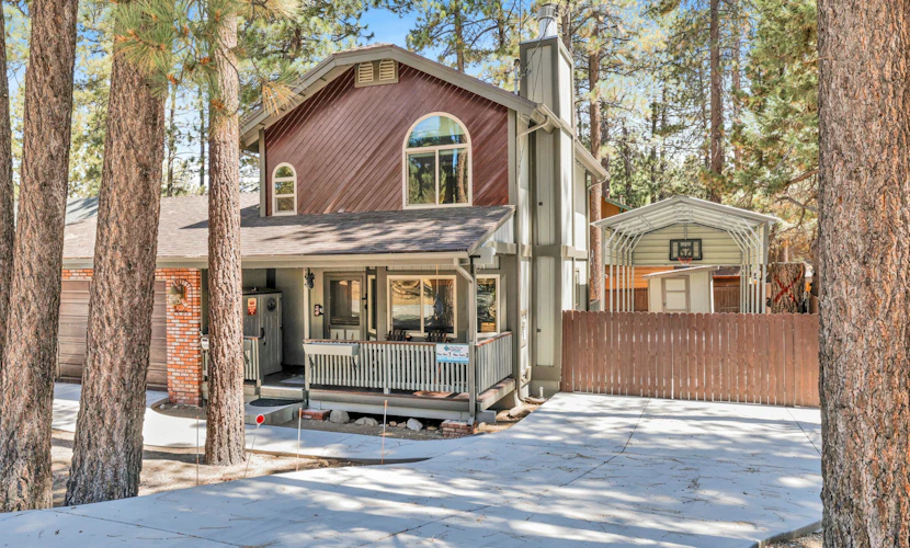 Golden West Cottage at Snow Summit - Walk to Lifts- Hot Tub- Foosball- Central Retreat-
