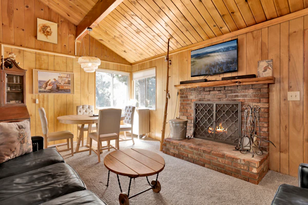 Slope Side Getaway - Walk to the Slopes - Cozy