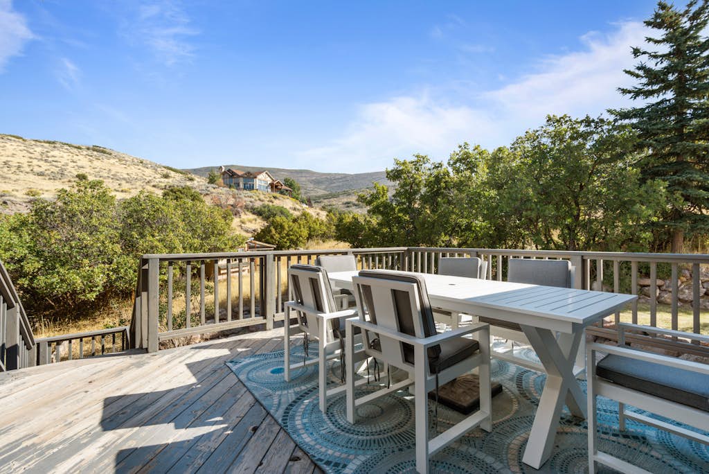 Stunning views, sleeps 10, firepit, decks, hot tub