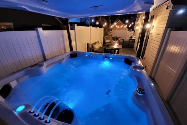Film-featured, sleeps 18, hot tub, fire pit, decks
