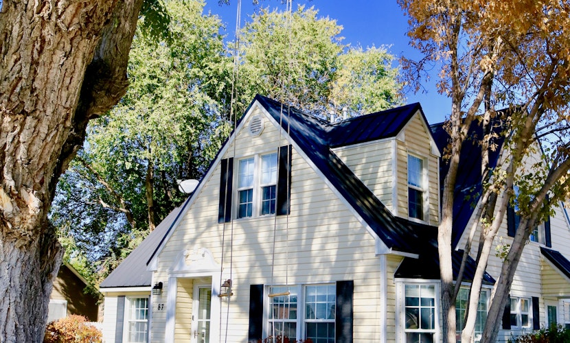 Film-featured, sleeps 18, hot tub, fire pit, decks