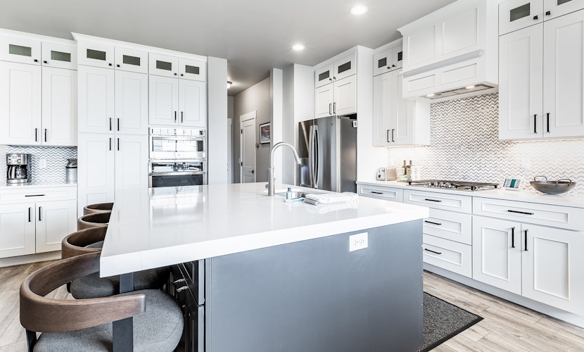 Great views, luxe, gym, fireplace, deck, sleeps 8