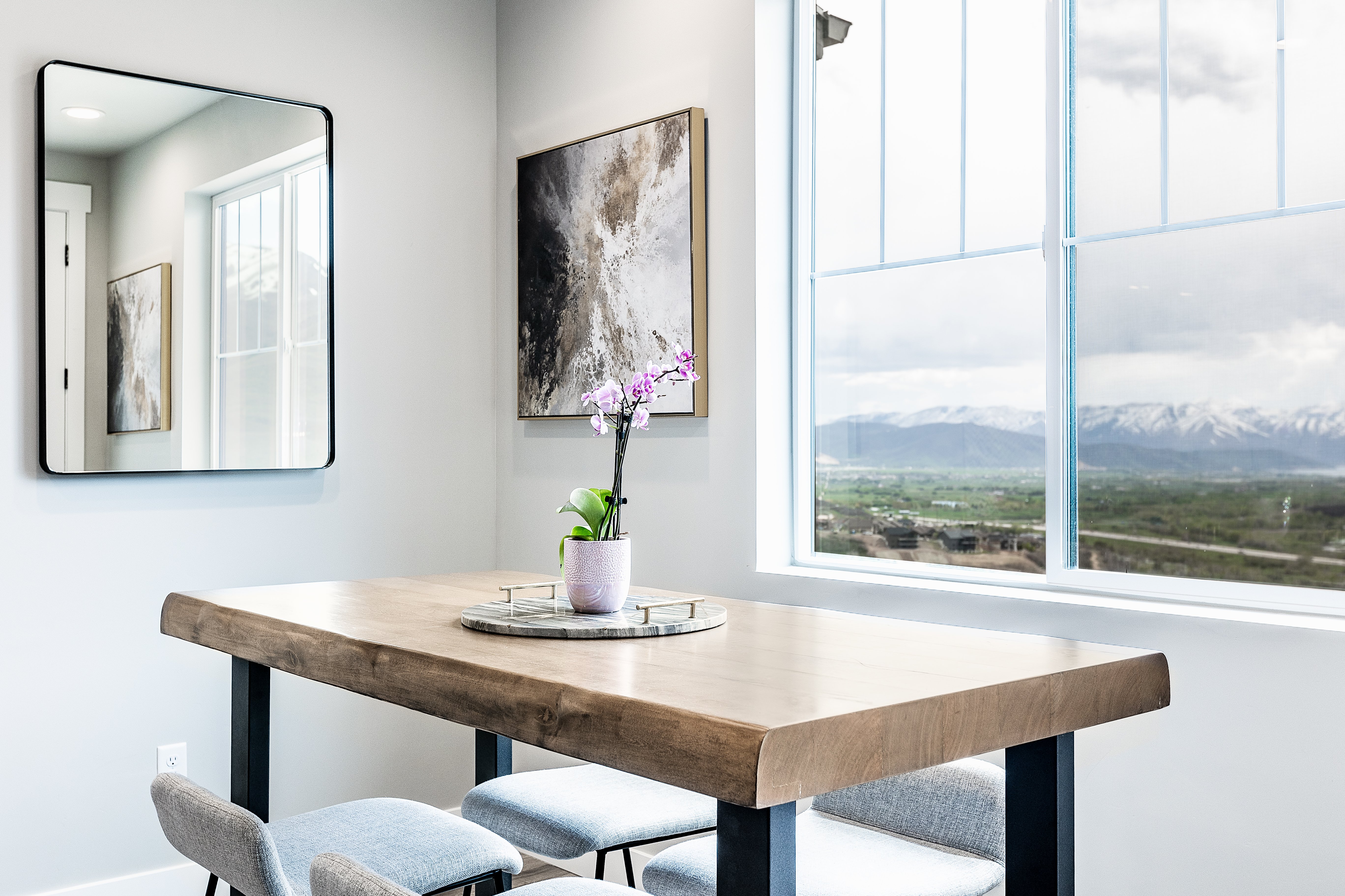 Great views, luxe, gym, fireplace, deck, sleeps 8