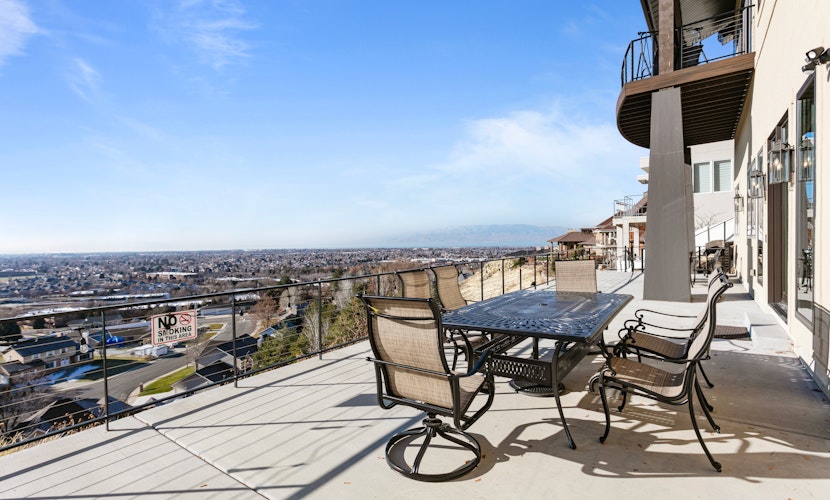 Unforgettable views, deck, BBQ, sleeps 13, 4br4ba