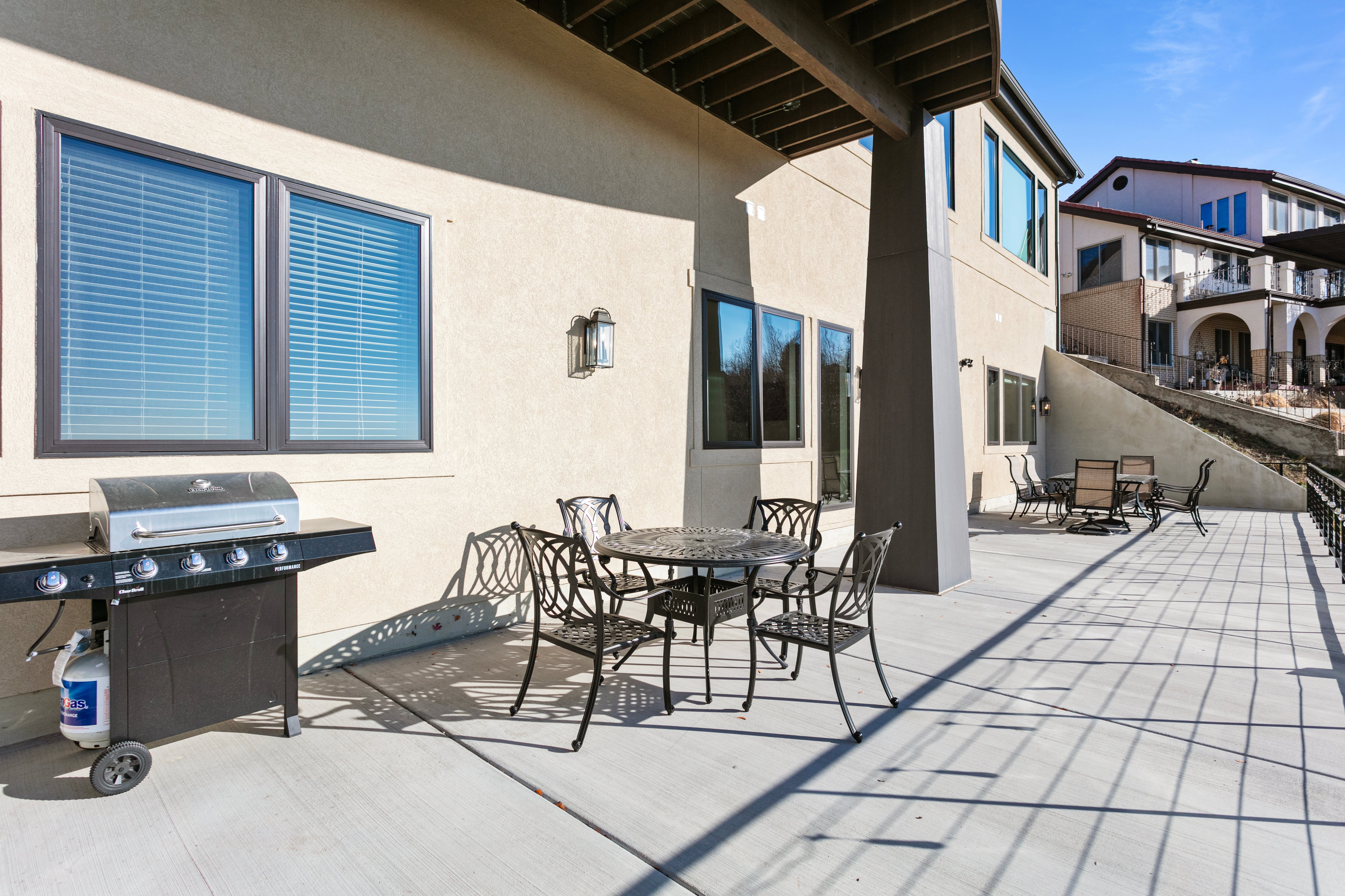 Unforgettable views, deck, BBQ, sleeps 13, 4br4ba