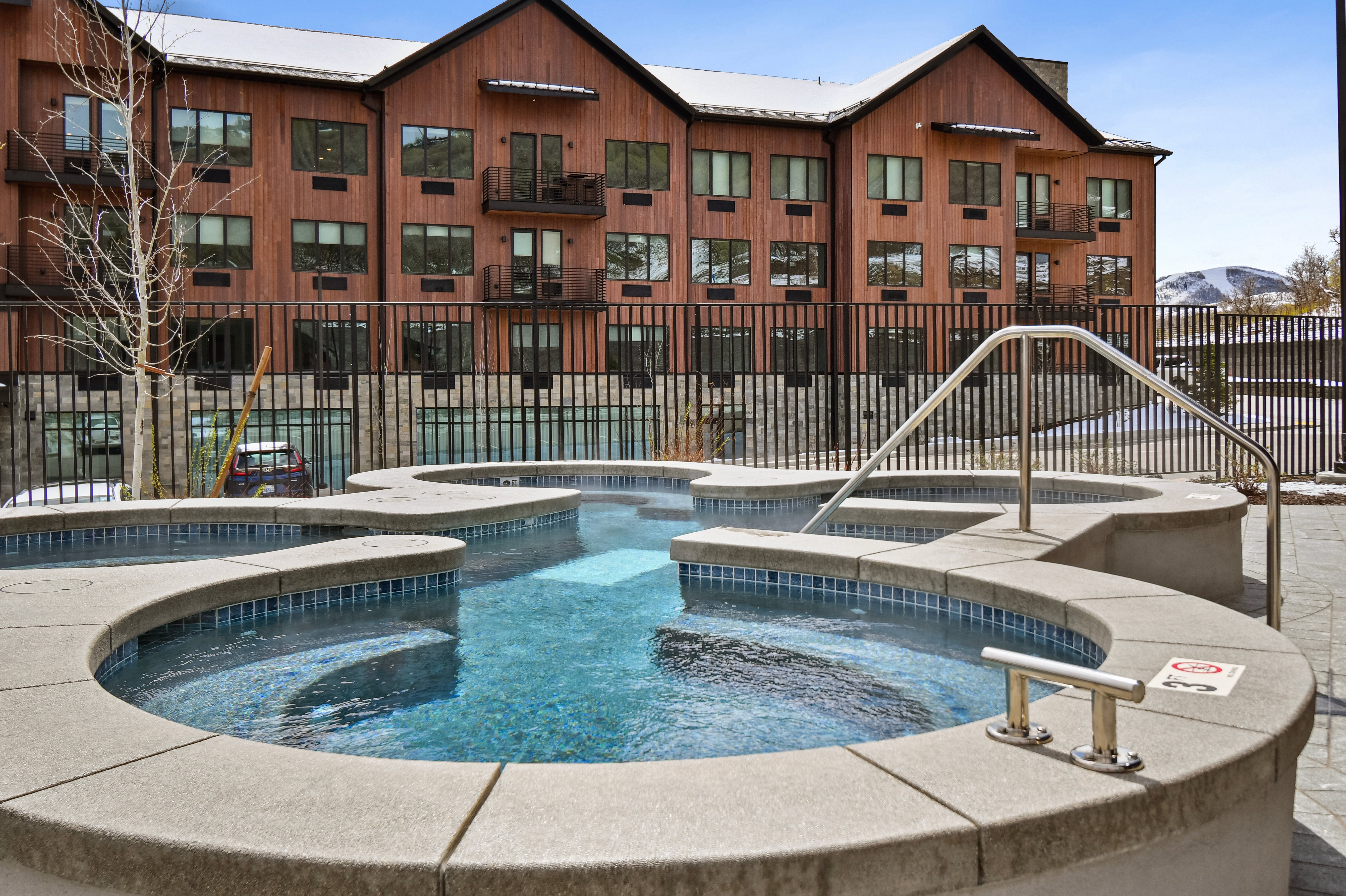 Lux, Sleeps 4, king bed, hot tub, views, gym