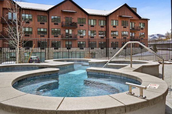 Lux, Sleeps 4, king bed, hot tub, views, gym