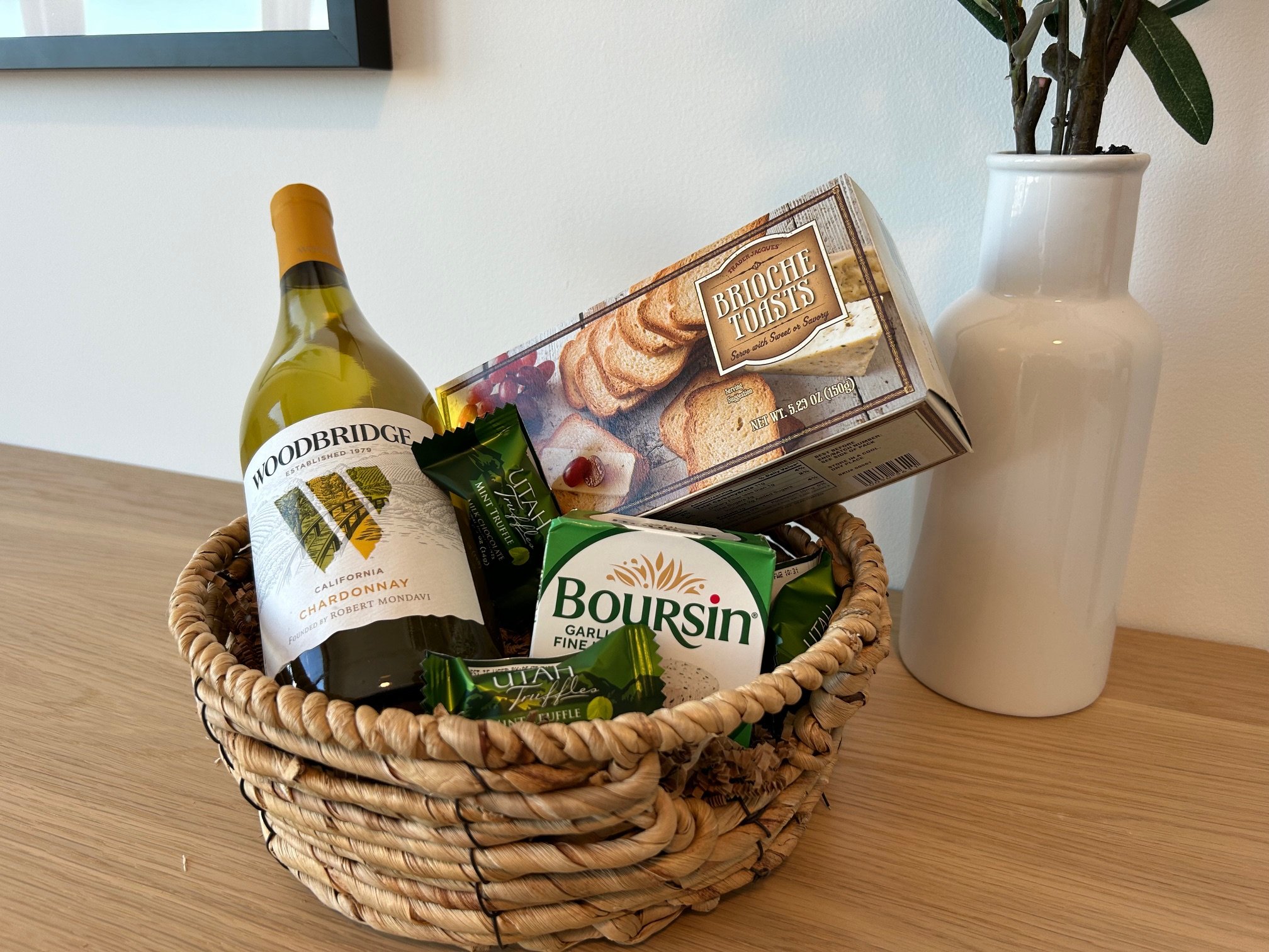 Lux studio, hot tub, king bed, views, gym, DeerVly