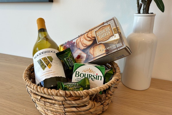 Lux studio, hot tub, king bed, views, gym, DeerVly