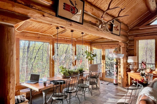 Rustic Sundance cabin, sleeps 13, hottub, firepits