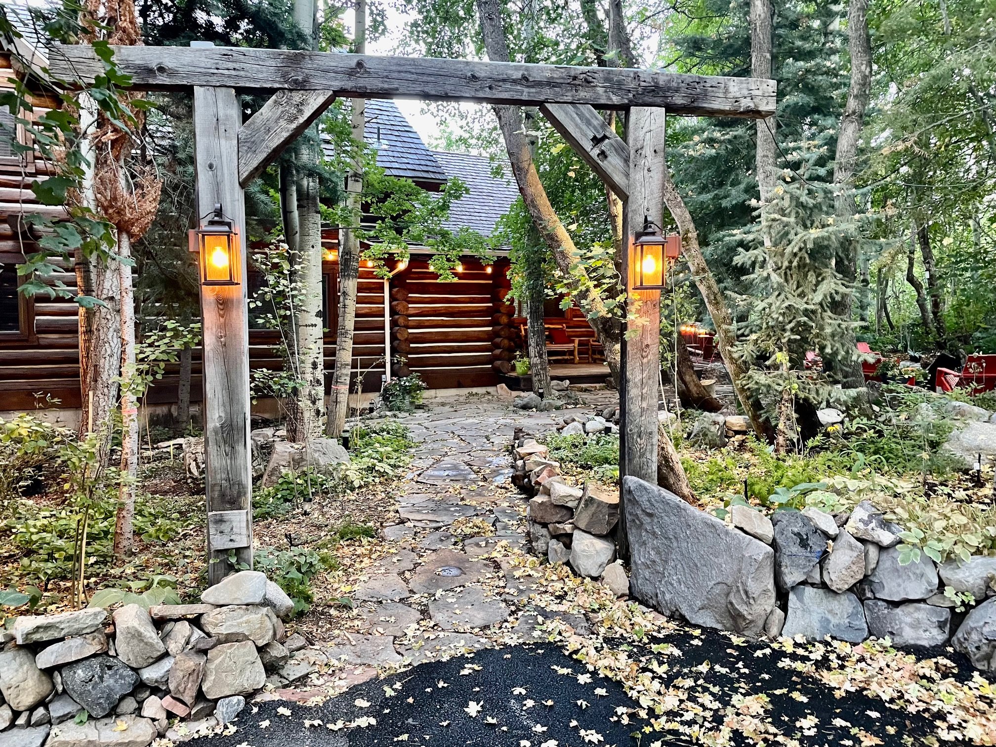 Rustic Sundance cabin, sleeps 13, hottub, firepits