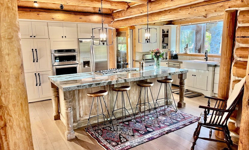 Rustic Sundance cabin, sleeps 13, hottub, firepits