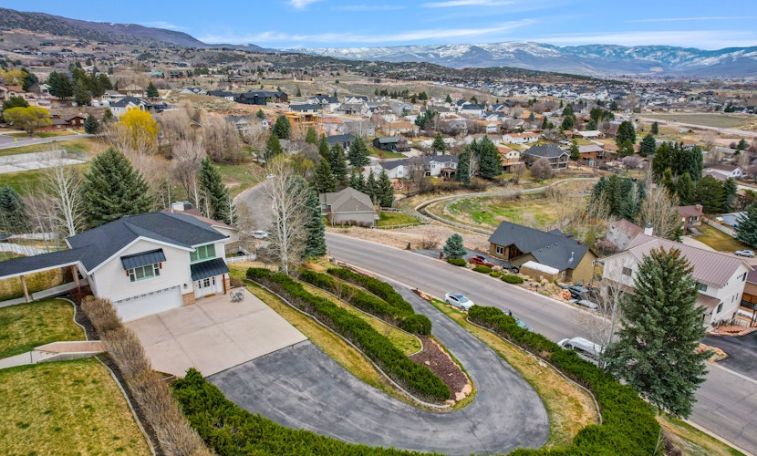 Cottage on the hill, sleeps 6, views, gym, office