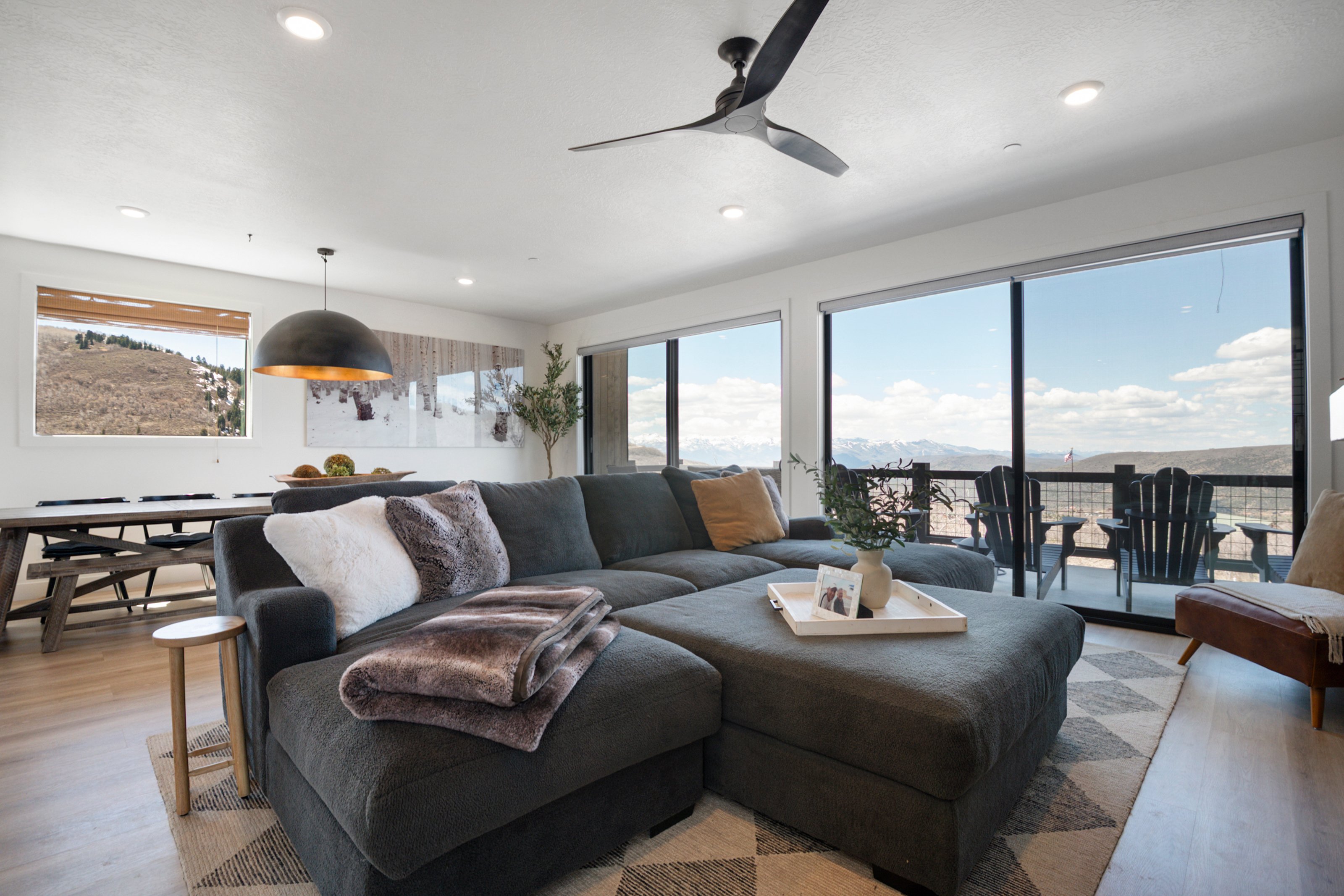 360deg views, sleeps 18, hot tub, pickleball