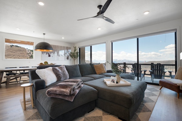 360deg views, sleeps 18, hot tub, pickleball