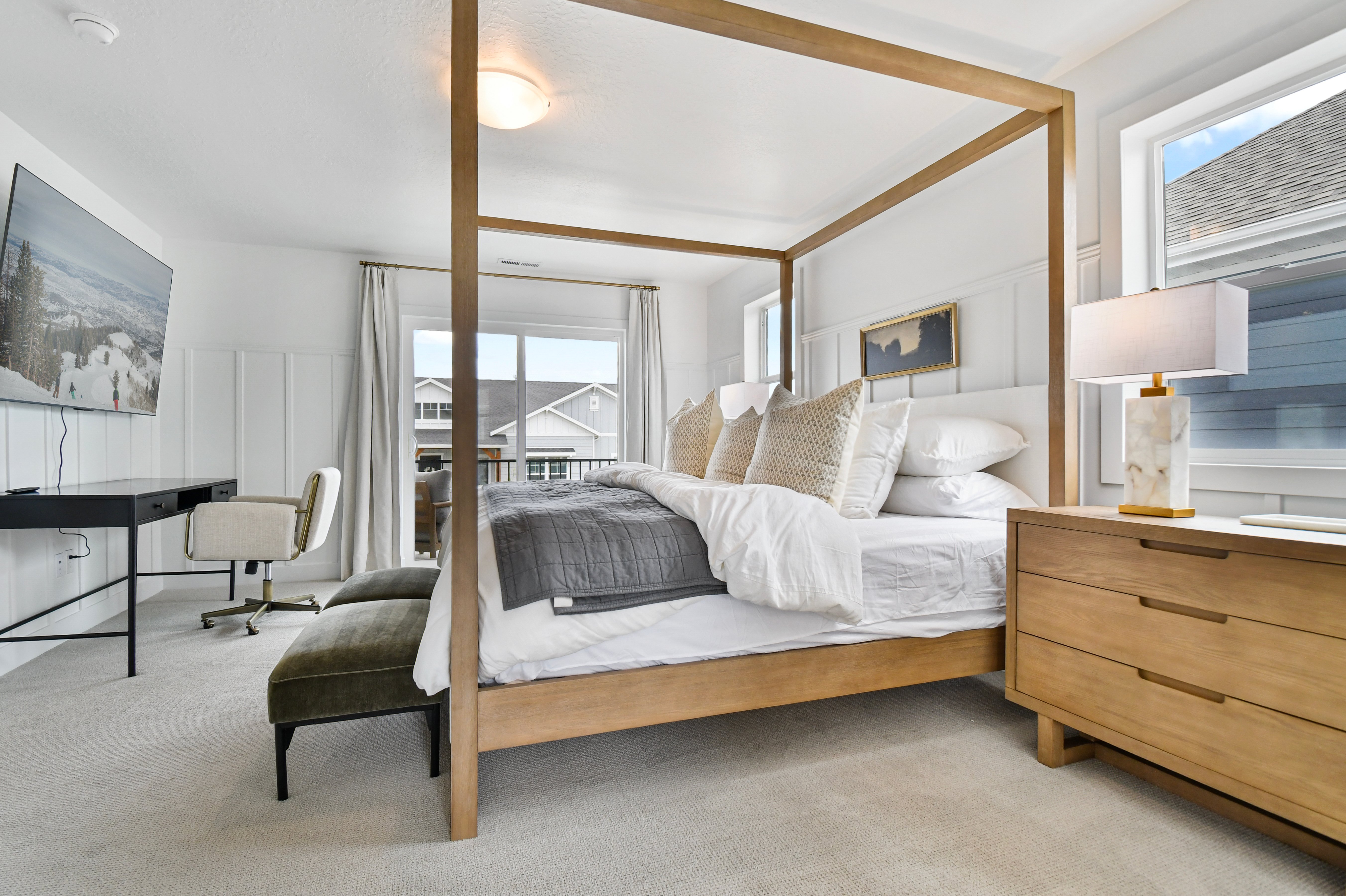 Modern 6br near skiing, luxe, sleeps 12, hot tub