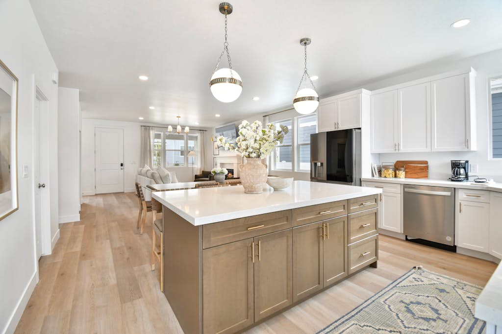 Modern 6br near skiing, luxe, sleeps 12, hot tub