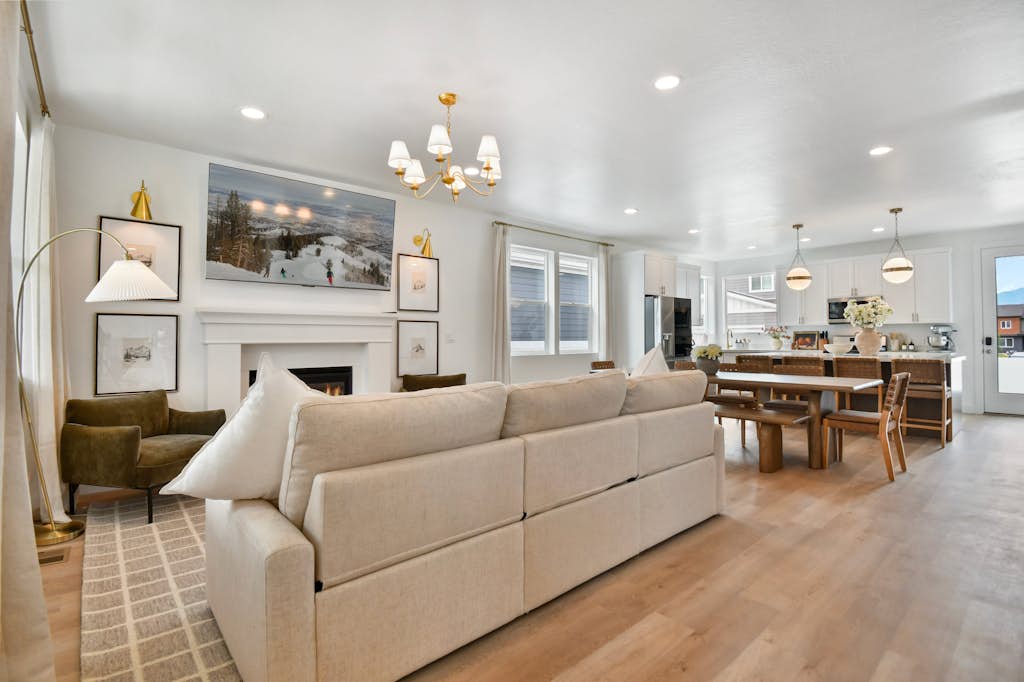 Modern 6br near skiing, luxe, sleeps 12, hot tub
