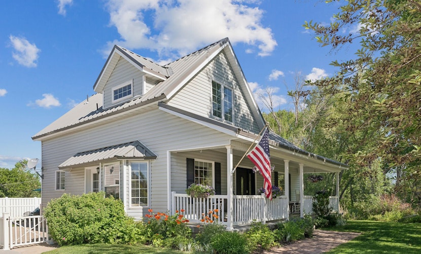 Creekside cutie, 3br 2.5ba, near skiing, sleeps 8