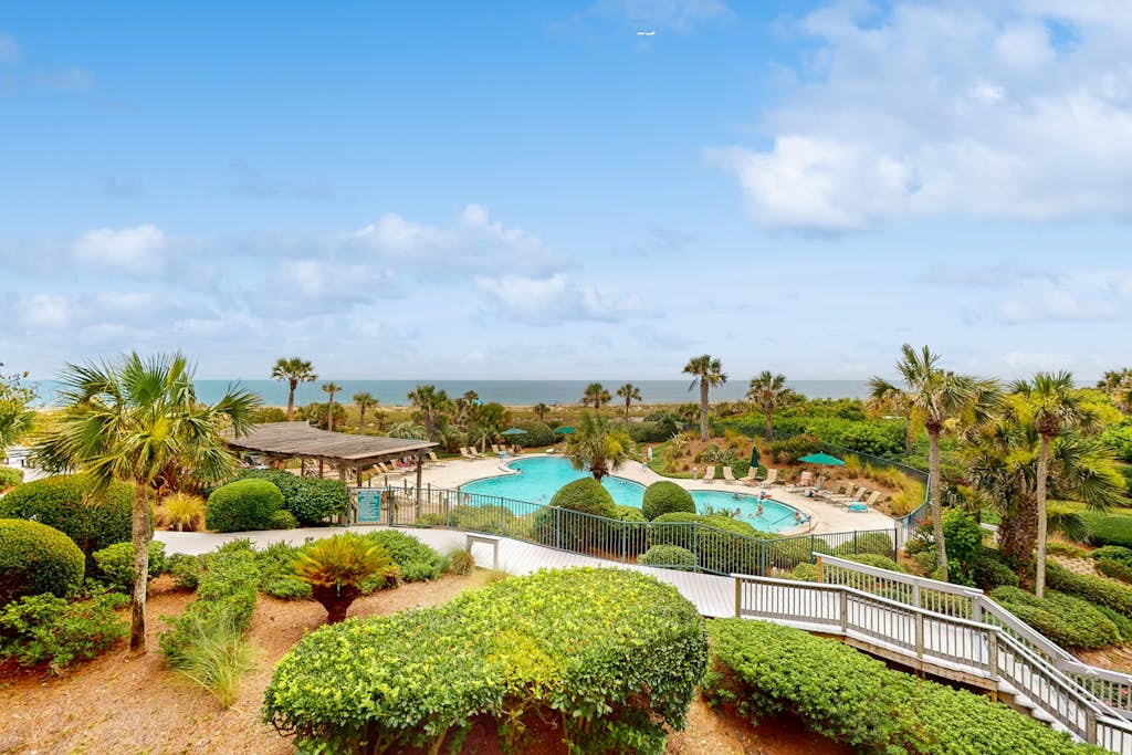 Oceanfront condo with washer/dryer, AC & heated pool