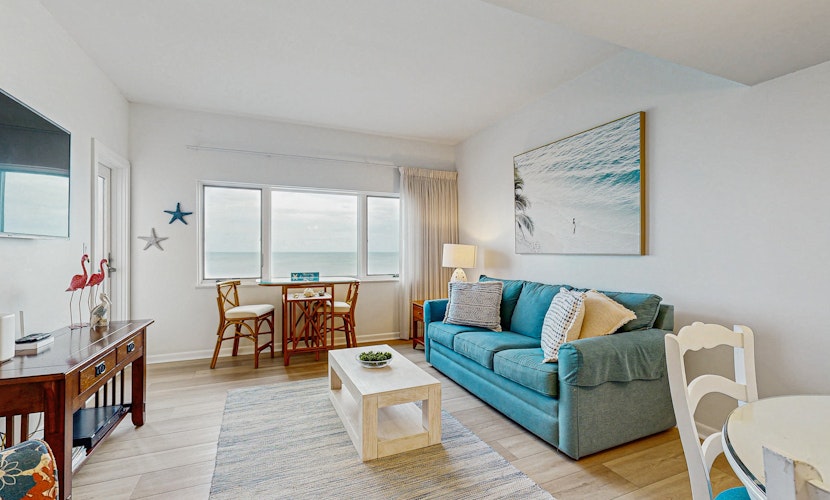 Clean & Cozy Home With Oceanfront Views, Shared Pool, Free WiFi, Central AC