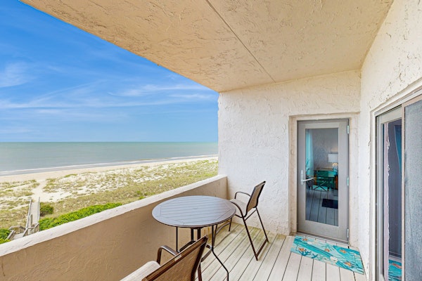 Clean & Cozy Home With Oceanfront Views, Shared Pool, Free WiFi, Central AC