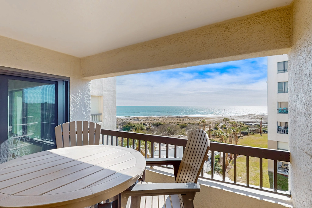 B147 Amelia Surf and Racquet