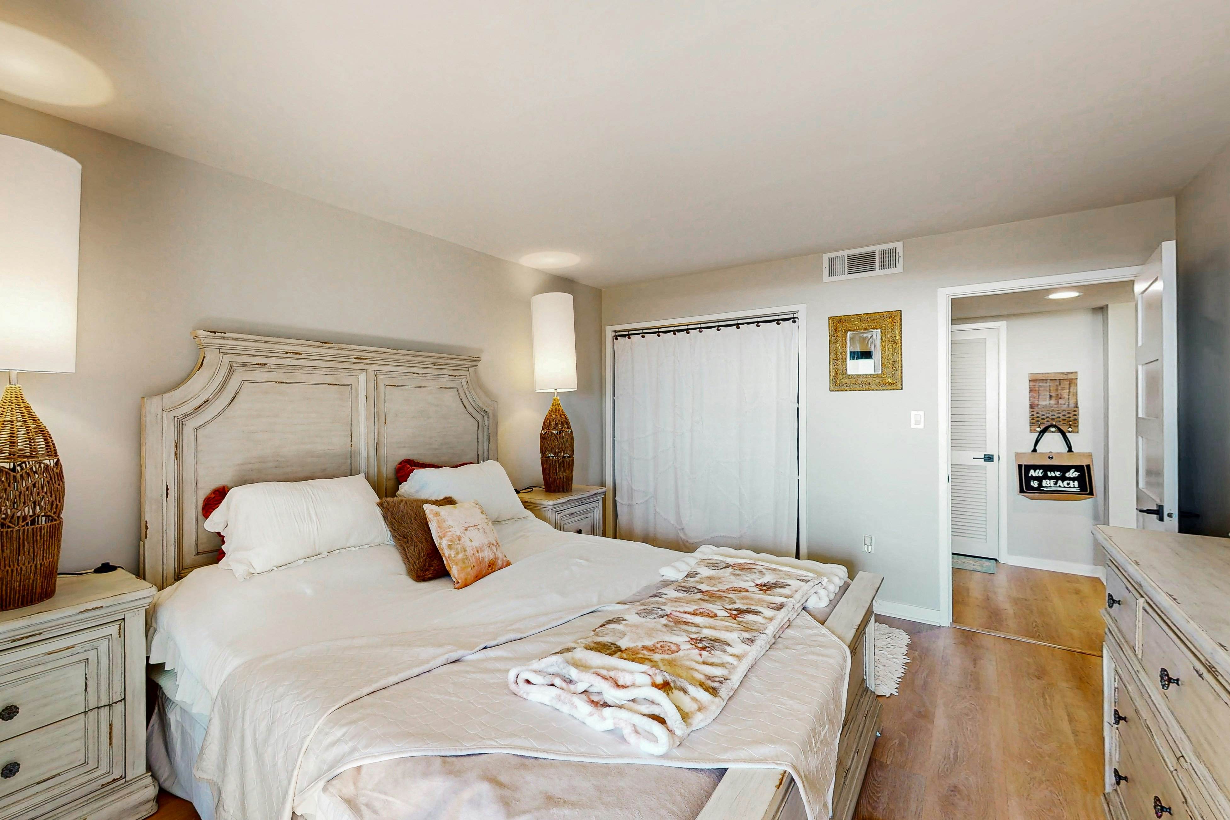 B147 Amelia Surf and Racquet