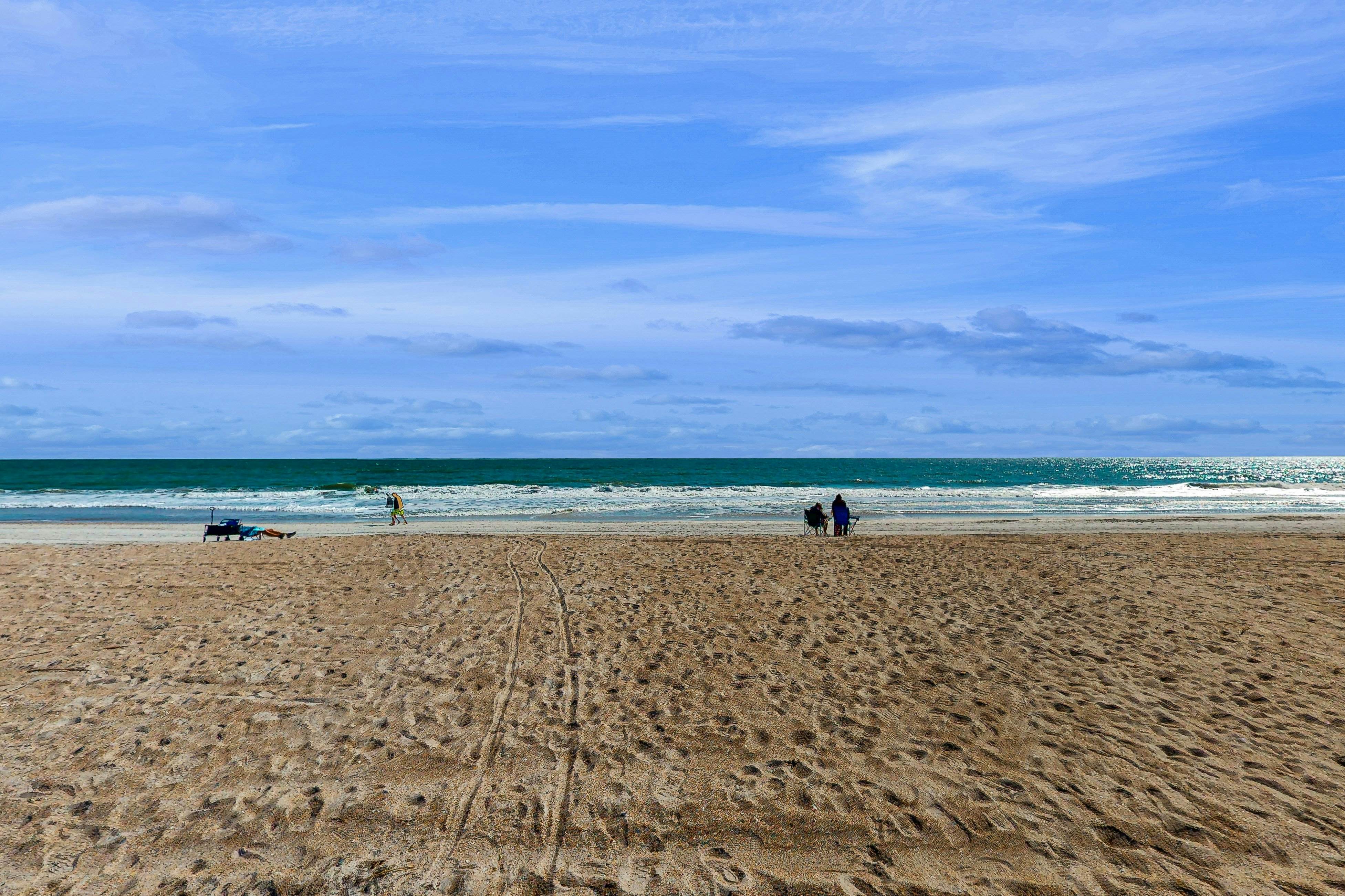 B147 Amelia Surf and Racquet